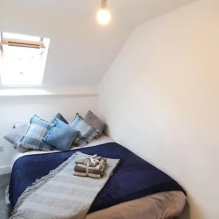 Apartment Trendy, Modern Garden Posh Peckham London