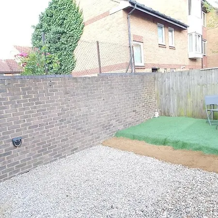 Apartment Trendy, Modern Garden Posh Peckham *