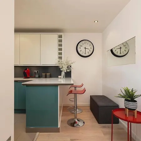 Just 20 Mins From Buckingham Palace! Apartment *