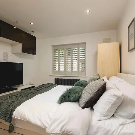 Just 20 Mins From Buckingham Palace!