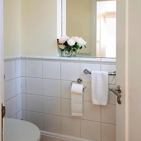 Serene Townhouse With Parking Holiday home *