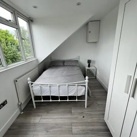 Lovely 2 Bedroom Flat With Roof Terrace In Nw6 *