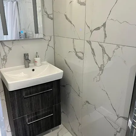 Lovely 2 Bedroom Flat With Roof Terrace In Nw6