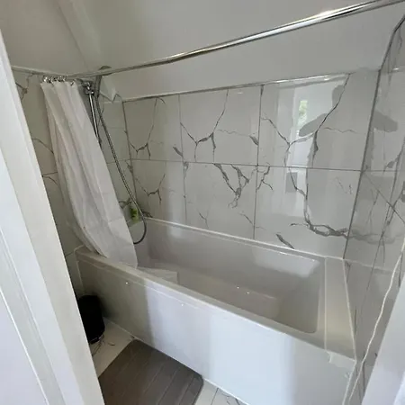 Lovely 2 Bedroom Flat With Roof Terrace In Nw6 *