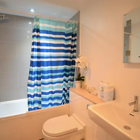 One Bedroom In Bayswater Apartment *