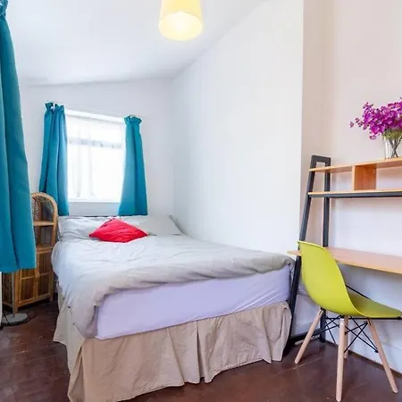Authentic London - Four Bedroom Victorian House Holiday home *