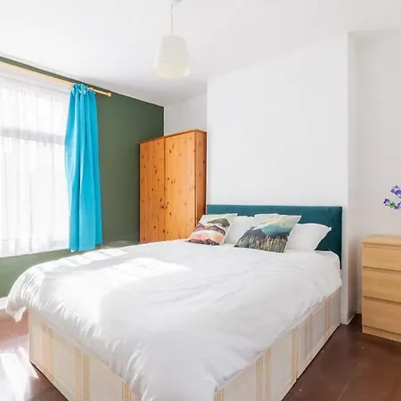 Authentic London - Four Bedroom Victorian House *