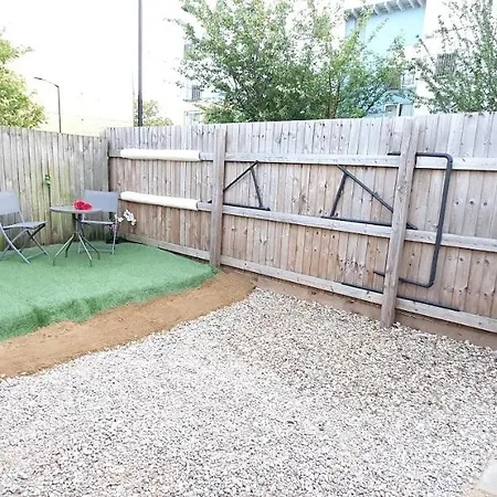 Trendy, Modern Garden Posh Peckham Apartment London