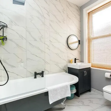 A Lovely, Bright And Airy, 3-bedroom Family Apartment *