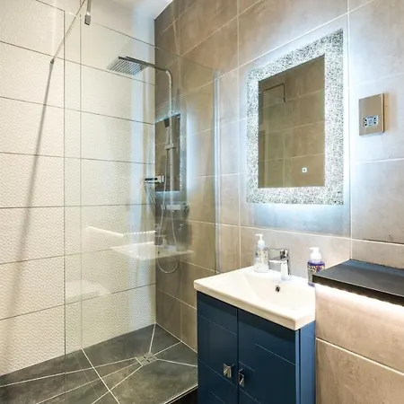 A Lovely, Bright And Airy, 3-bedroom Family