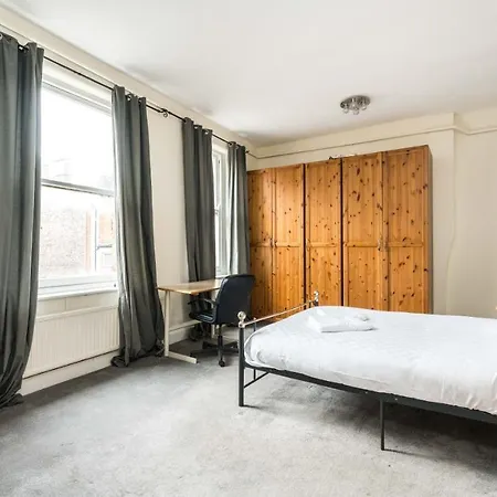 A Lovely, Bright And Airy, 3-bedroom Family *