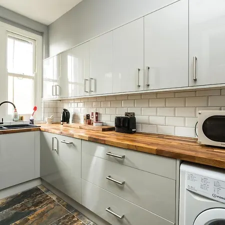 A Lovely, Bright And Airy, 3-bedroom Family Apartment *