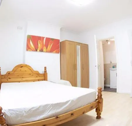 Well Located 2 Bedroom In Kings Cross Apartment London