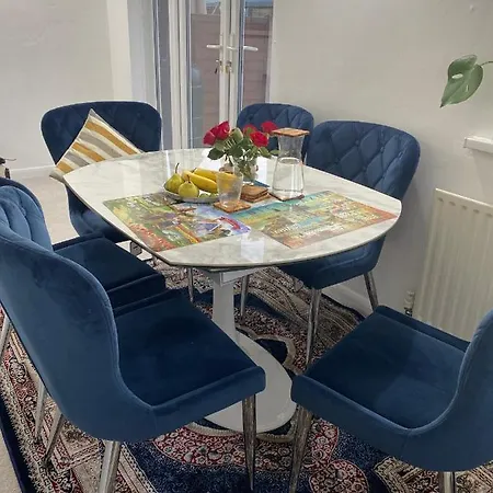 With Free Parking - Close To Heathrow Homestay *