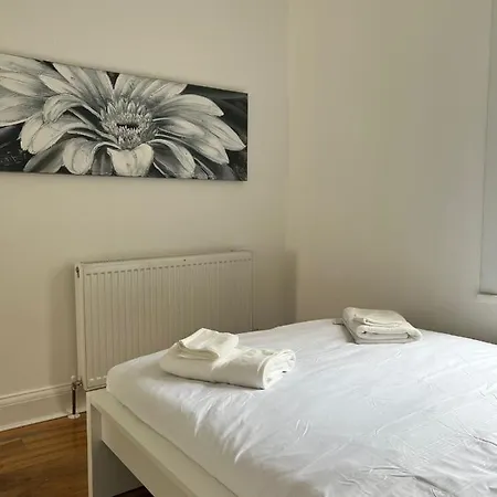 Guest house 93 West Road London