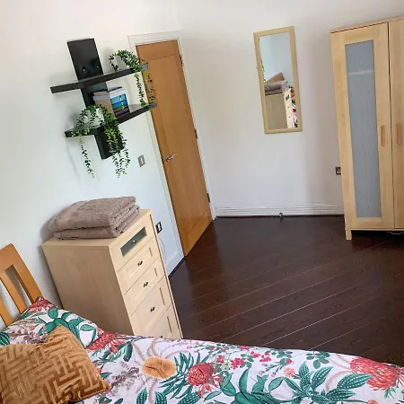 In Stratford With Private Bathroom And Parking Homestay