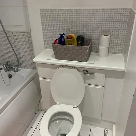 Homestay In Stratford With Private Bathroom And Parking London