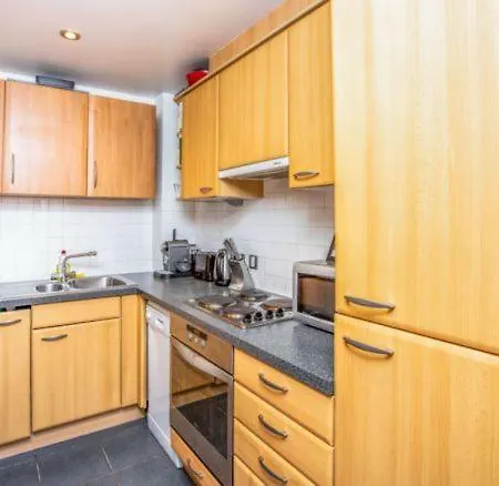 In Stratford With Private Bathroom And Parking London