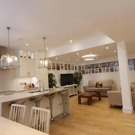 Luxury 2 Bed/bath Next To Hyde Park
