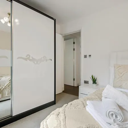 Mysquare Three Bedroom Serviced In Old Street Apartment London