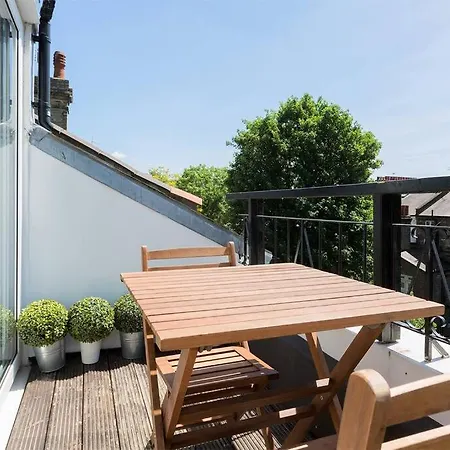 Spacious 3 Bedroom Flat With Terrace London
