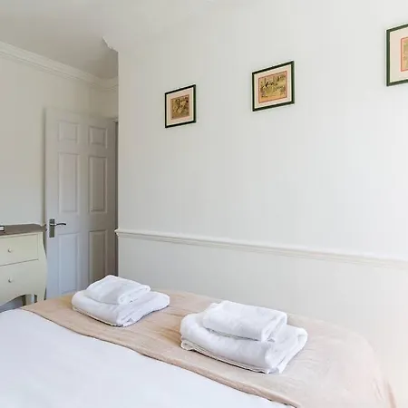 Apartment Spacious 3 Bedroom Flat With Terrace
