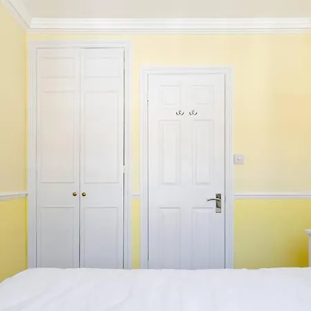 Spacious 3 Bedroom Flat With Terrace * London
