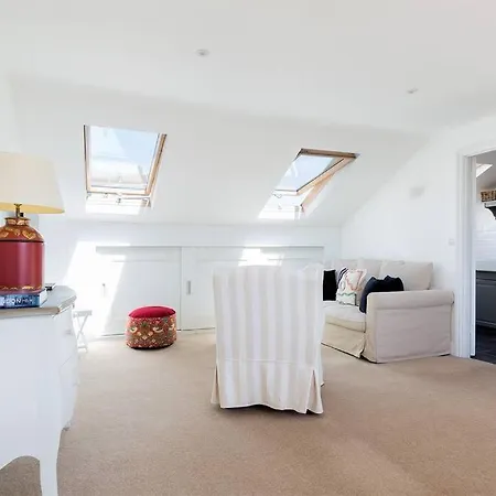 Spacious 3 Bedroom Flat With Terrace Apartment *
