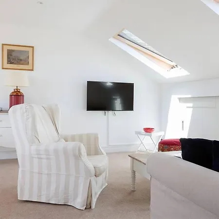 Spacious 3 Bedroom Flat With Terrace *