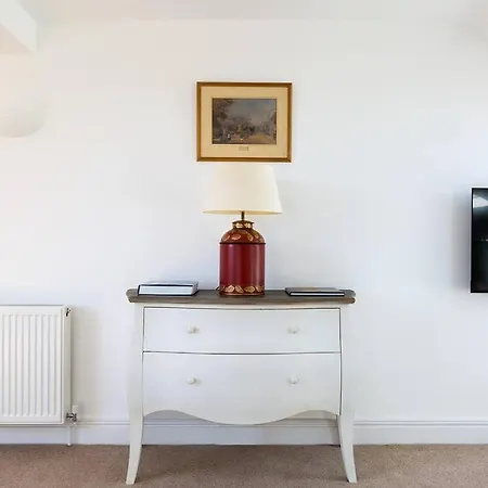 Apartment Spacious 3 Bedroom Flat With Terrace