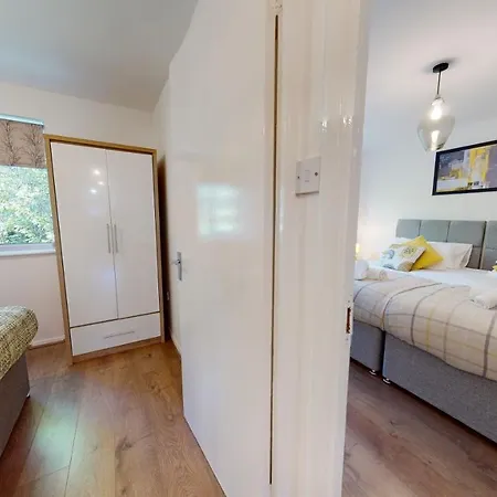 2bedrm-4guests-parking-nearstation London