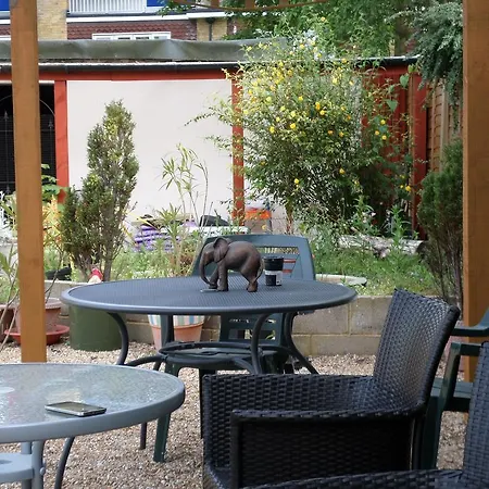 Atini Guest house Croydon