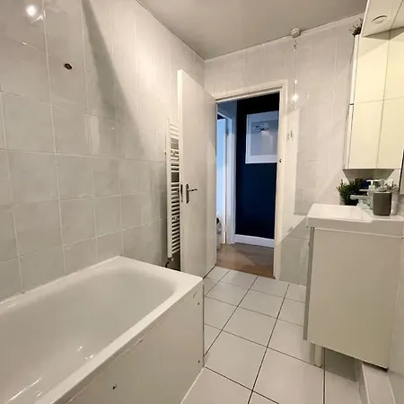 *new* Beautiful 2 Bedroom House In Location Apartment