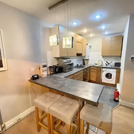 *new* Beautiful 2 Bedroom House In Location Apartment London