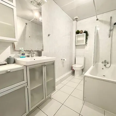 *new* Beautiful 2 Bedroom House In Location Apartment
