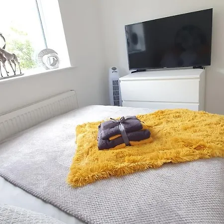 Apartment Trendy, Modern Garden Posh Peckham London
