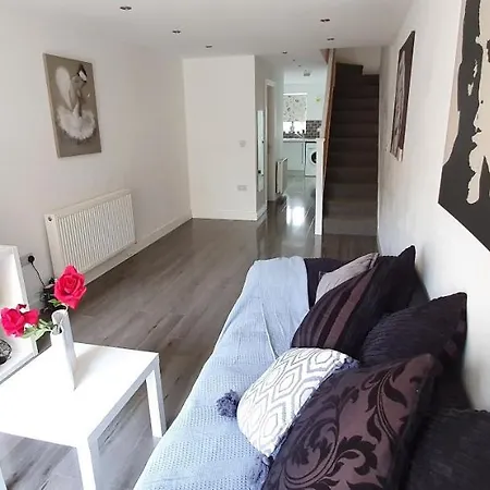 Trendy, Modern Garden Posh Peckham Apartment