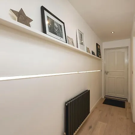 Just 20 Mins From Buckingham Palace! London