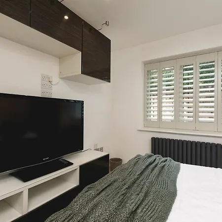 Just 20 Mins From Buckingham Palace! *