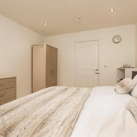 Just 20 Mins From Buckingham Palace! Apartment