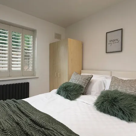Just 20 Mins From Buckingham Palace! Apartment *