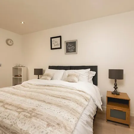 Apartment Just 20 Mins From Buckingham Palace! London