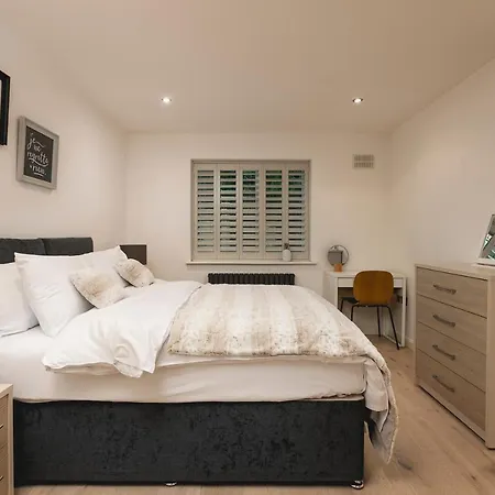 Just 20 Mins From Buckingham Palace! * London