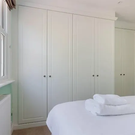 Spacious 3 Bedroom Flat With Terrace Apartment