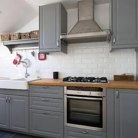 Spacious 3 Bedroom Flat With Terrace Apartment *