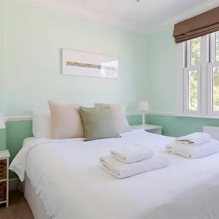 Apartment Spacious 3 Bedroom Flat With Terrace *