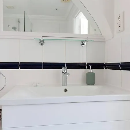 Apartment Spacious 3 Bedroom Flat With Terrace