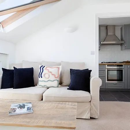 Spacious 3 Bedroom Flat With Terrace