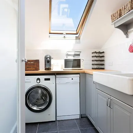Apartment Spacious 3 Bedroom Flat With Terrace