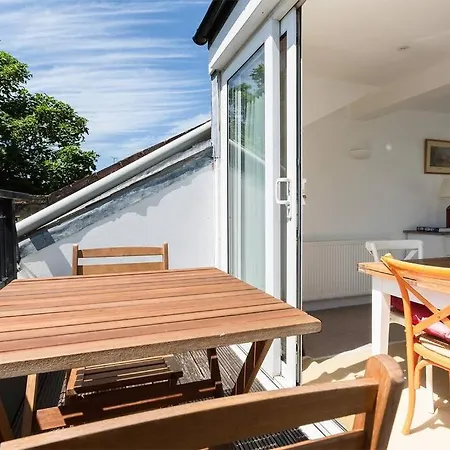 Spacious 3 Bedroom Flat With Terrace Apartment *